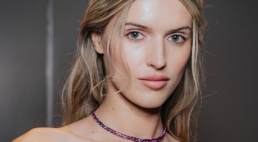 María Nebrera, maquilladora: «Aplicar base o corrector en el párpado, a toques con los dedos, devuelve luz a la mirada»