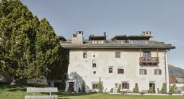 Una casa en Celerina (Suiza) que nace de la unión de dos apartamentos y se viste con madera de pino y muebles locales