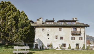 Una casa en Celerina (Suiza) que nace de la unión de dos apartamentos y se viste con madera de pino y muebles locales