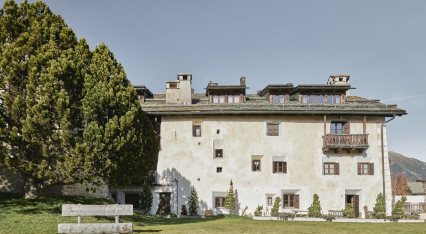 Una casa en Celerina (Suiza) que nace de la unión de dos apartamentos y se viste con madera de pino y muebles locales