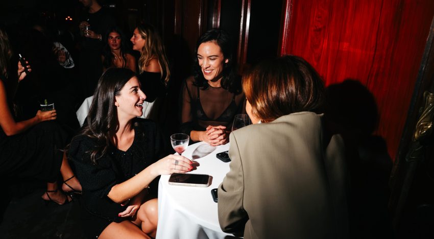 Cómo vestir para el tardeo: 4 looks elegantes y tendencia para el plan de moda