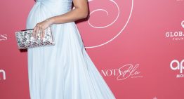 El vestido de invitada embarazada más bonito de la gala más comentada de Mónaco lo llevó Alexandra Leclerc, marcando la tendencia de color de las bodas de otoño: el azul bebé