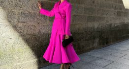 Olvida el vestido y el mono, dice Nieves Álvarez que el traje fucsia con chaqueta ajustada y falda de vuelo es la tendencia más favorecedora para las invitadas a bodas este otoño