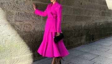 Olvida el vestido y el mono, dice Nieves Álvarez que el traje fucsia con chaqueta ajustada y falda de vuelo es la tendencia más favorecedora para las invitadas a bodas este otoño