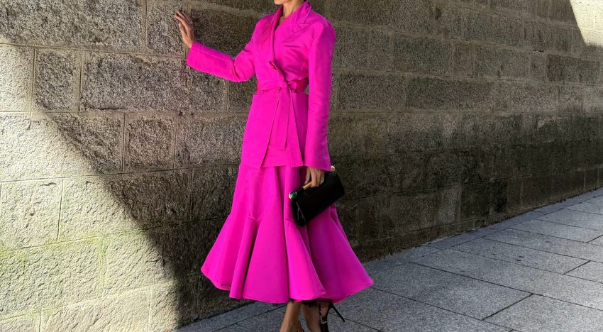 Olvida el vestido y el mono, dice Nieves Álvarez que el traje fucsia con chaqueta ajustada y falda de vuelo es la tendencia más favorecedora para las invitadas a bodas este otoño