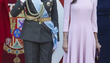 La reina Letizia, de rosa empolvado, y la Princesa de Asturias, con uniforme de gala del Ejército de Tierra, en el desfile de la Hispanidad del 12 de octubre