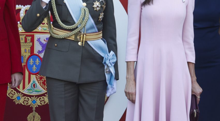 La reina Letizia, de rosa empolvado, y la Princesa de Asturias, con uniforme de gala del Ejército de Tierra, en el desfile de la Hispanidad del 12 de octubre