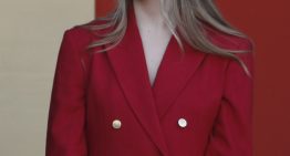 La infanta Sofía elige para el desfile del 12 de octubre el traje burdeos que todas deberíamos tener en nuestro armario este otoño