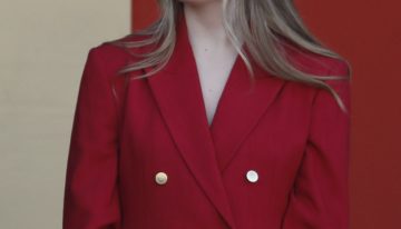 La infanta Sofía elige para el desfile del 12 de octubre el traje burdeos que todas deberíamos tener en nuestro armario este otoño