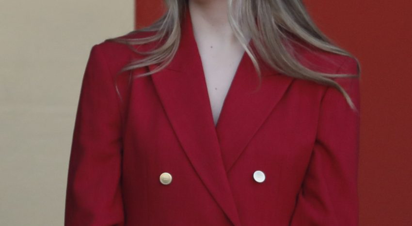 La infanta Sofía elige para el desfile del 12 de octubre el traje burdeos que todas deberíamos tener en nuestro armario este otoño