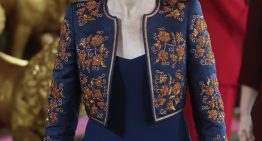 Isabel Díaz Ayuso, de azul y con torera, se convierte en una de las invitadas más elegantes en la fiesta del 12 de octubre