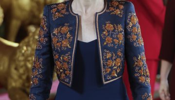Isabel Díaz Ayuso, de azul y con torera, se convierte en una de las invitadas más elegantes en la fiesta del 12 de octubre
