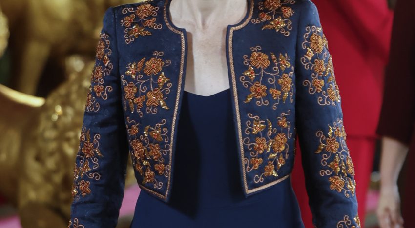 Isabel Díaz Ayuso, de azul y con torera, se convierte en una de las invitadas más elegantes en la fiesta del 12 de octubre