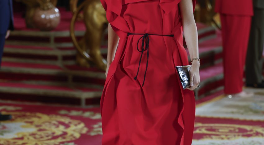 Sofía Palazuelo elige el rojo para convertirse en la invitada más elegante a la recepción del 12 de octubre, día de la Hispanidad