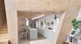 Nadie imagina  que esta típica casita blanca con tejado a dos aguas esconde otra casa en su interior
