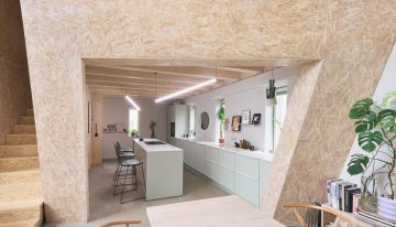 Nadie imagina  que esta típica casita blanca con tejado a dos aguas esconde otra casa en su interior