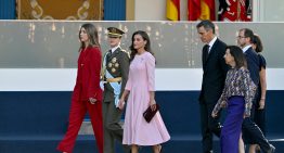 De todas las invitadas en el desfile de la Hispanidad nos encantó el look de Zara de esta ministra