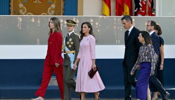 De todas las invitadas en el desfile de la Hispanidad nos encantó el look de Zara de esta ministra