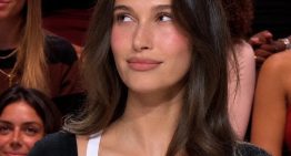 Hablamos (con una maquilladora) sobre la aparición viral de Hailey Bieber en el 'programa francés con buena luz': «La clave está en la transparencia: se ve la piel a través del producto»