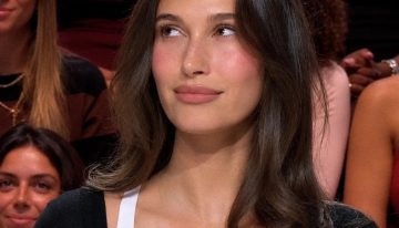Hablamos (con una maquilladora) sobre la aparición viral de Hailey Bieber en el 'programa francés con buena luz': «La clave está en la transparencia: se ve la piel a través del producto»