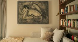 Un piso de 94 m² en Barcelona donde los cuadros han sustituido a la televisión y el pasillo es una galería de arte