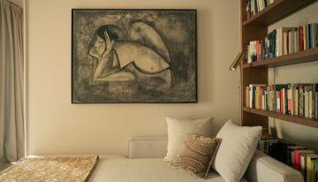 Un piso de 94 m² en Barcelona donde los cuadros han sustituido a la televisión y el pasillo es una galería de arte