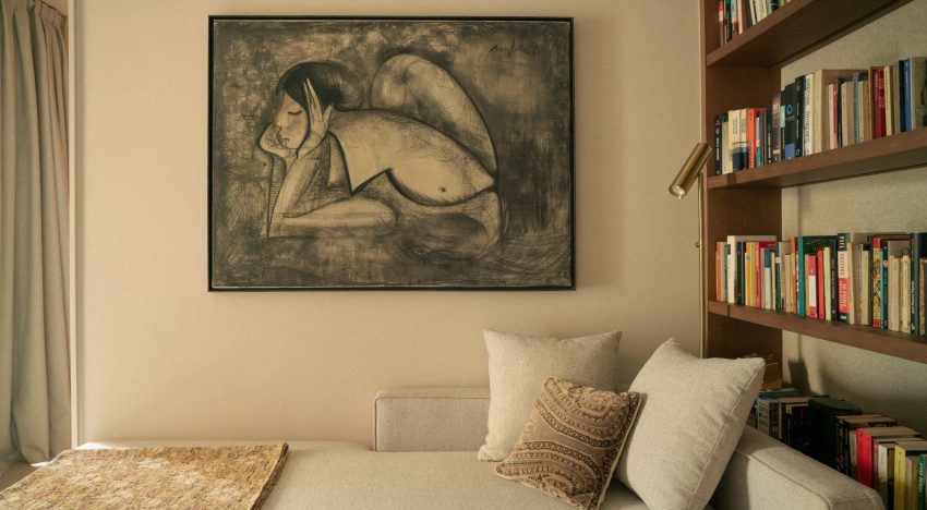 Un piso de 94 m² en Barcelona donde los cuadros han sustituido a la televisión y el pasillo es una galería de arte