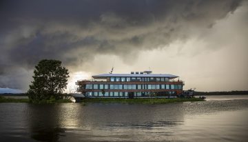 Un viaje al corazón del Amazonas a bordo del barco de lujo más pequeño que navega sus aguas: delfines rosados, pirañas, ceviche y ni un sólo turista