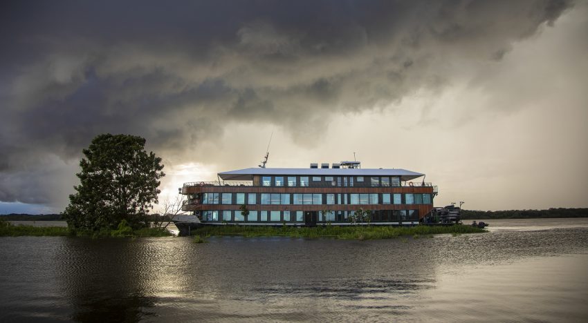 Un viaje al corazón del Amazonas a bordo del barco de lujo más pequeño que navega sus aguas: delfines rosados, pirañas, ceviche y ni un sólo turista