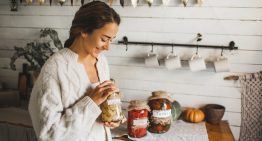 Salena Sainz, nutricionista: «Fermentar ajos con miel tiene una base nutricional interesante, pero hay que diferenciar sus beneficios reales de los que se atribuyen en redes sociales»