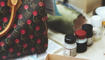 Sin albornoz ni pompas de jabón, pero lo llaman «Bag Spa». Nos adentramos allí donde salen «frescos» y reparados los bolsos joya de Louis Vuitton
