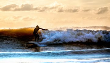 La psicóloga australiana que te ayuda a cambiar hábitos malos por buenos, como los surfistas: «no luches contra la ola, muévete con ella»