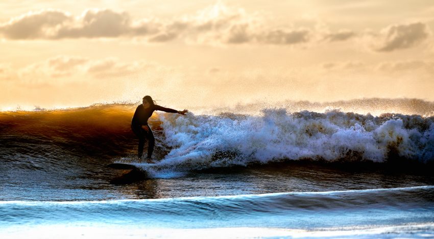 La psicóloga australiana que te ayuda a cambiar hábitos malos por buenos, como los surfistas: «no luches contra la ola, muévete con ella»