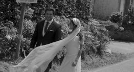 La boda de Paloma y Cristóbal en Galicia que se inspiró en una una película (y en la que ella lució un velo en forma de diadema)