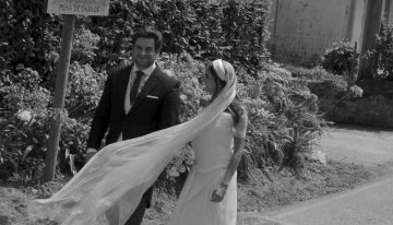 La boda de Paloma y Cristóbal en Galicia que se inspiró en una una película (y en la que ella lució un velo en forma de diadema)