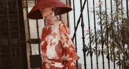 Cómo se viste de invitada la experta en invitadas: el vestido de manga larga más bonito de Carmen de la Puerta en una boda en Sevilla