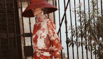 Cómo se viste de invitada la experta en invitadas: el vestido de manga larga más bonito de Carmen de la Puerta en una boda en Sevilla