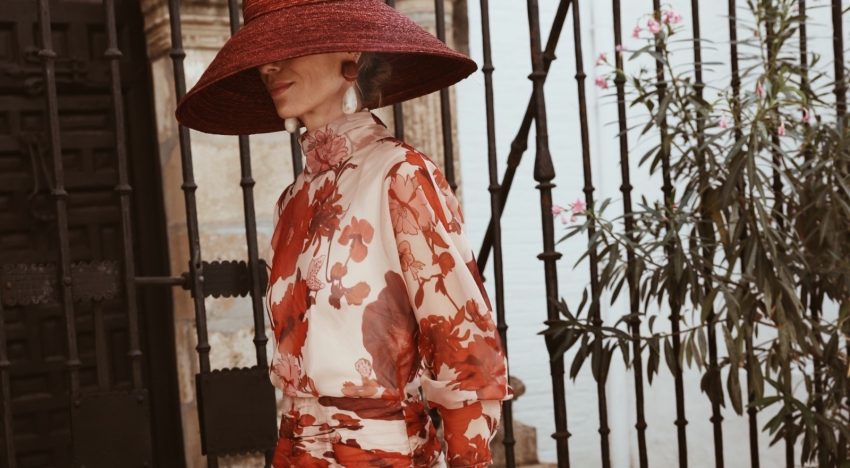 Cómo se viste de invitada la experta en invitadas: el vestido de manga larga más bonito de Carmen de la Puerta en una boda en Sevilla