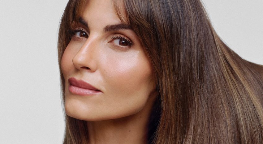Ariadne Artiles (44): «Con los años, he entendido que el cabello también habla mucho de cómo estamos por dentro y que un pelo sano empieza en el cuero cabelludo»