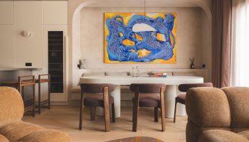 En este ático de Barcelona, una escalera escultórica acapara las miradas hasta descubres una cocina abierta en madera y acero inoxidable o un bonito baño donde la piedra es protagonista