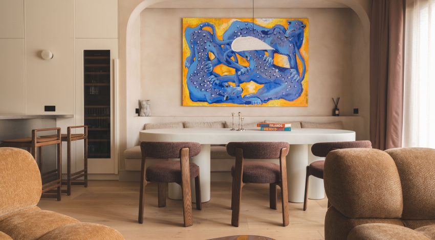En este ático de Barcelona, una escalera escultórica acapara las miradas hasta descubres una cocina abierta en madera y acero inoxidable o un bonito baño donde la piedra es protagonista