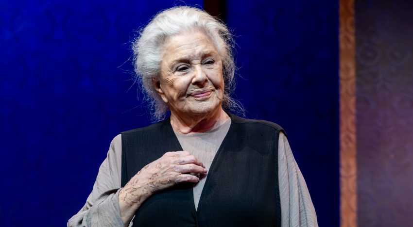 Lola Herrera (91 años): «He decidido no comer cosas que no me sientan bien; no me compensa. Siempre desayuno lo mismo,madrugo más para poder hacerlo con calma»
