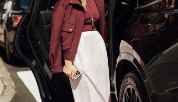 Olvida los pantalones anchos y los vaqueros, acaba de llegar a Zara la falda midi más bonita de la temporada que estilistas y editoras llevaban esperando toda la semana