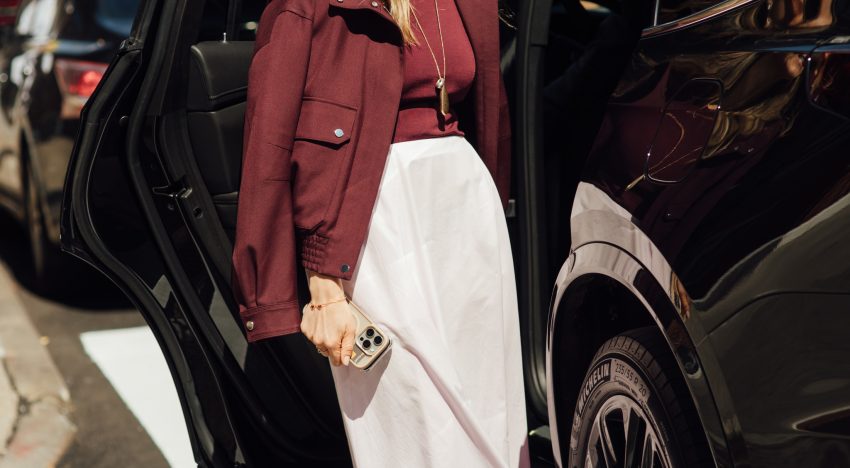 Olvida los pantalones anchos y los vaqueros, acaba de llegar a Zara la falda midi más bonita de la temporada que estilistas y editoras llevaban esperando toda la semana