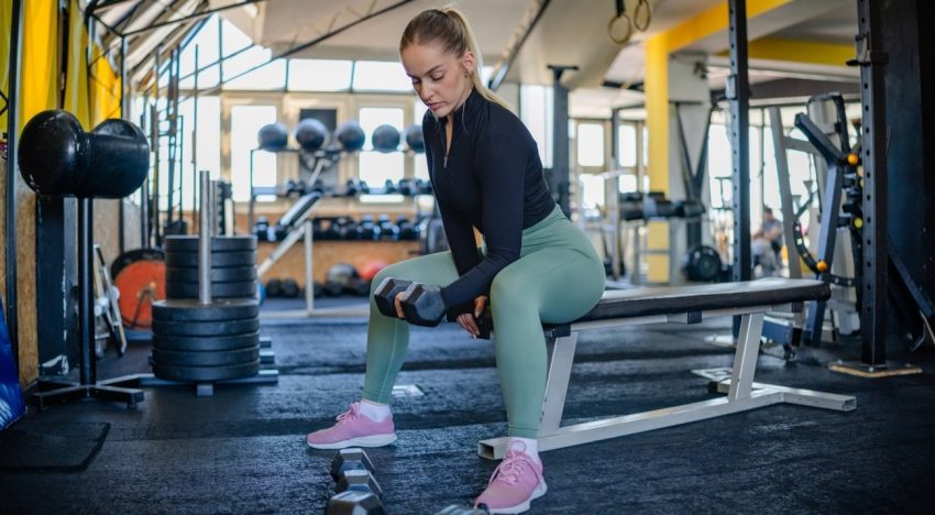 Fredy Gil, entrenador: Al empezar a entrenar fuerza a los 50, «hacer el curl sentado ayuda a aislar más el bíceps, a reducir el balanceo del cuerpo, evitar trampas y trabajar con control»