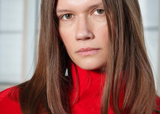 Noelia Jiménez, peluquera: «Si tienes el cabello fino, cambia la raya hacia el lado contrario. Conseguirás levantar la raíz y crear mayor volumen»