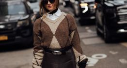 Oversize, tipo polo o de cuello pico: este otoño se llevan los jerséis de rombos y estos son los que mejor quedan con vaqueros o pantalones sastre