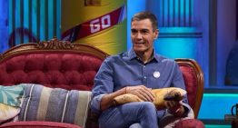 María José Gómez y Verdú, experta en protocolo sobre el look vaquero de Pedro Sánchez en La Revuelta: «El denim puede proyectar cercanía pero pierde efecto si se busca de una manera evidente»