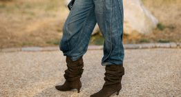 Las botas de tacón sensato que están en todas las tiendas y son perfectas para combinar tanto con vestidos midi como con bermudas sin renunciar a la comodidad