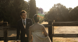 La boda en el campo de Paula y Chema en una finca de Madrid llena de recuerdos de infancia: un encinar, un mantón de Manila de la abuela de la novia y abanicos pintados a mano